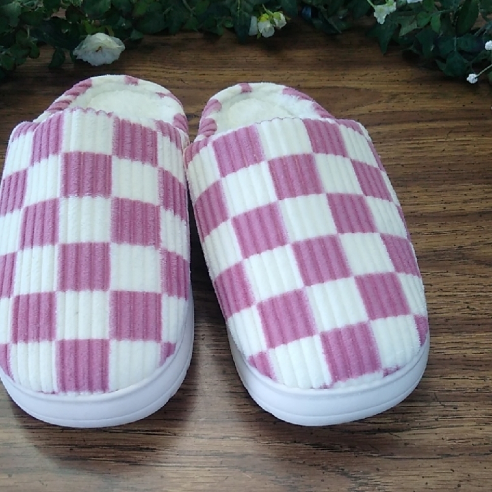 NWOT Pink and White Checkered Slippers Size 9/10